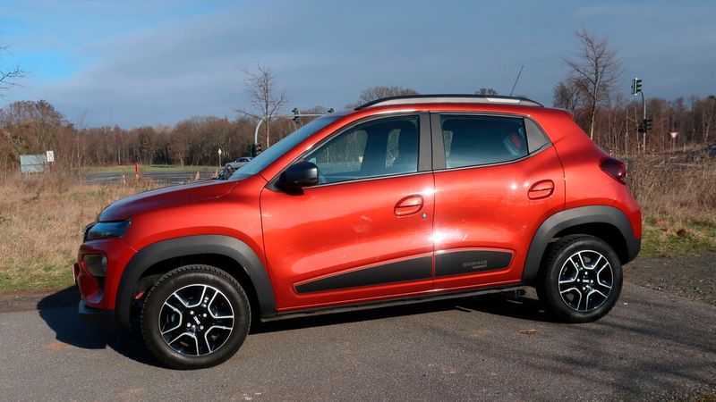 1. Die Größe: Der Dacia Spring misst nur 3,73 Meter Länge und 1,58 Meter Breite. Trotz SUV-Form ist er damit recht wendig. (Bild: Simon – VCG)