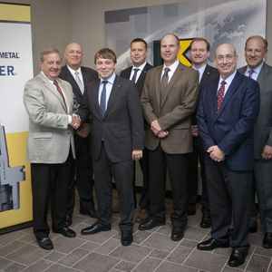 Kennametal und Haimer, weltweit führender Hersteller im Bereich der Werkzeugspanntechnik, haben eine Lizenzvereinbarung unterzeichnet, die der Haimer GmbH die Rechte zum globalen Vertrieb der bahnbrechenden Kennametal KM4X Spindelschnittstelle gewährt. Von links nach rechts: John R. Tucker, Vice President und President Industrial Business Segment bei Kennametal Inc.; Mike Ramsey, Vice President, Global MTI Sales bei Kennametal Inc.; Andreas Haimer, Prokurist und Mitglied der Geschäftsleitung bei Haimer GmbH; Oliver Sax, Direktor Produkt Management und Mitglied der Geschäftsleitung Vertrieb bei Haimer GmbH; Peter Dragich, Vice President Integrated Supply Chain und Logistik bei Kennametal Inc.; Brendt Holden, Geschäftsführer Haimer USA; Doug Ewald, Director, Global Product Management, Tooling Systems bei Kennametal Inc.; John H. Jacko, Jr., Vice President und Chief Marketing Officer bei Kennametal Inc.