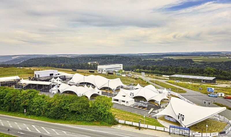 Zum Kunden- und Innovationszentrum gehört auch der TechPark, ein rund 10.000 m² großes Außengelände mit Werkstätten und einer Versuchsfläche für elektrisch angetriebene mobile Arbeitsmaschinen. (Bosch Rexroth)