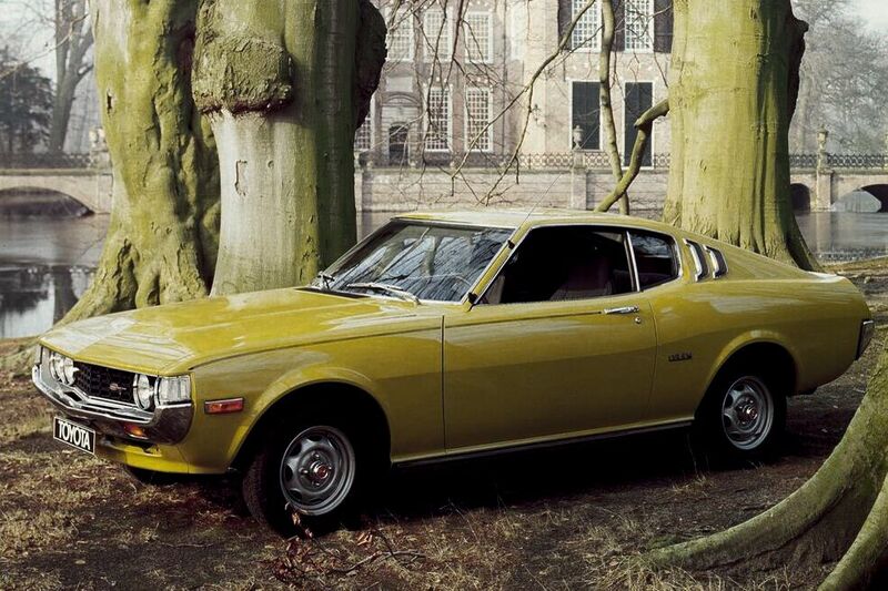 Im Herbst 1970 wurde der erste Celica auf dem japanischen Markt eingeführt. In Deutschland gab es ihn ab Herbst 1971. Die gängigste Variante war hierzuland das mit 1,6-Liter-Motor und Doppelvergaser ausgerüstete Coupé TA22, Modellbezeichnung „ST“, mit 63 kW/86 PS. Es besaß bereits ein Fünfganggetriebe – damals alles andere als selbstverständlich. (Bild: Toyota)
