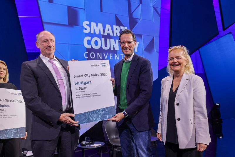 Die Landeshauptstadt Stuttgart war unter den Gewinnern der diesjährigen SCCON, schließlich konnten sich die Schwaben den ersten Platz im Smart City Ranking des Bitkom sichern und damit die begehrte Trophäe auf der Messe entgegennehmen. (Bild: © Messe Berlin GmbH)