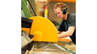 Ein Auszubildender in einem Betrieb der Holzpackmittel-Branche. (Bild: HPE)