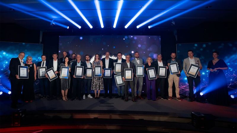 Strahlende Gesichter bei allen, die die Preise des 10. DataCenter-Insider Award am 17. Oktober abholen durften – in den Kategorien: Schnelles Interconnect, Infrastruktur der Resilienz, Coole Kühlung, HPC- und KI-Hardware, Grünes Co-Location und Cloud-native Plattformen.  (Bild: Manuel Emme Fotografie)