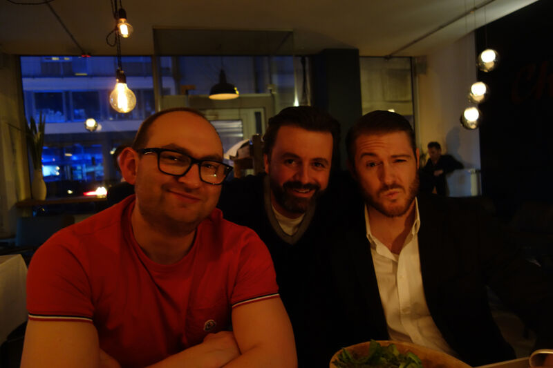 Mit vollem Bauch gibt es glückliche Gesichter: (v. l.) Sven Gußmann, Cyberport, mit Mario Bartnig und Max Muth, WD (Bild: IT-BUSINESS)