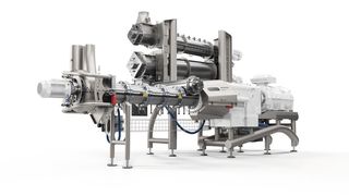 Die Anlage ist auf kurze und effiziente Reinigungsprozesse ausgelegt. Der höhergelegte Unterbau schafft mehr Bodenfreiheit. Die Hydraulikbox wurde vom Unterbau an die Seite des Extruders integriert. Das erlaubt einen direkten Zugang mit den Reinigungsgeräten. (Bild: Bühler)