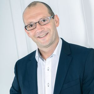 «Der Anspruch von Atomic an eine permanente Weiterentwicklung und Optimierung der Prozesse rund um die Produktion machte auch vor der Instandhaltung nicht Halt. So wurde 2013 damit begonnen, die Instandhaltung und das Ersatzteilmanagement zu optimieren» Oliver Hofbauer, Geschäftsführer der H&H Systems Software GmbH.