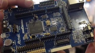 Atmel Explained Evaluierungskit für die MCUs Smart SAM S70 und E70: Atmel beginnt mit der Auslieferung der industrieweit schnellsten Cortex-M7-basierenden Mikrocontroller. (Bild: Atmel)