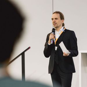 PROCESS-Redakteur Dominik Stephan unterstützt bei der Moderation und führt die Teilnehmer durch das Programm.(Bild:  Stefan Bausewein)