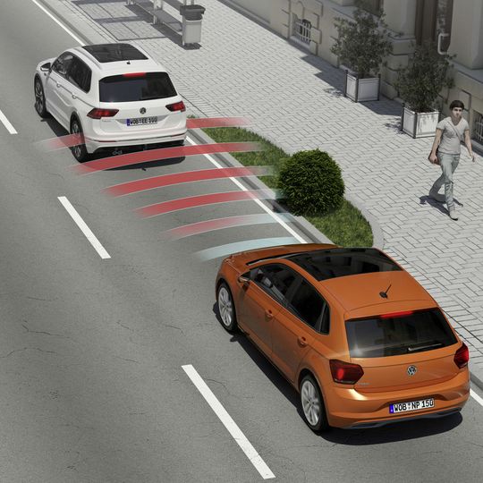 City-Notbremsassistenten zählen schon heute in vielen Fahrzeugen zur Serienausstattung.(Bild:  Volkswagen)