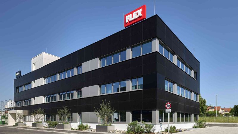 Der neue Firmensitz von Flex Elektrowerkzeuge in Steinheim an der Murr verbindet klare Architektur mit einer vollständig integrierten PV-Fassade auf rund 700 m².(Bild:  Richard Becker)