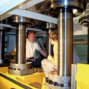 Einrichtarbeiten an der Servospindelpresse: Der Anwender Westfalia Presstechnik konnte dabei eine wesentlich kürzere Einrichtzeit verbuchen als bei herkömmlichen Pressen.