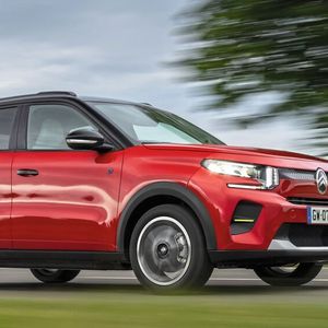 Das Elektromodell nutzt einen Akku mit der vergleichsweise günstigen Lithium-Eisenphosphat-(LFP)-Zellchemie und begnügt sich serienmäßig mit einem einphasigen Bordlader.(Bild:  Adrien Cortesi)