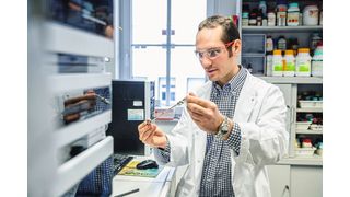 Dr. Pierre Stallforth, der Leiter der Studie, im Analysenlabor. (Anna Schroll)