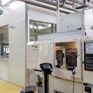 So sahen die vorherigen Installationen bei Stamm aus: Die Spritzgießmaschine ist komplett außerhalb positioniert und an den Reinraum lediglich angedockt.