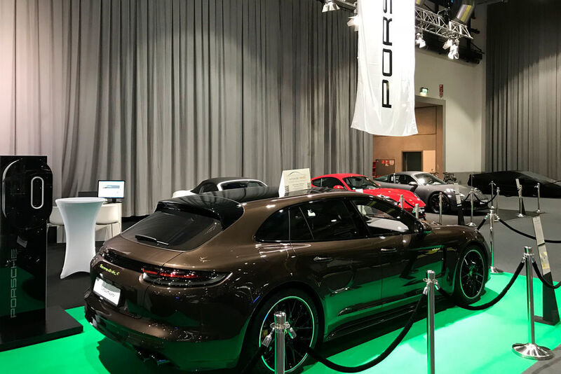 Das Porsche-Zentrum Freiburg präsentiert alle Hybrid-, …  (Michel / »kfz-betrieb«)