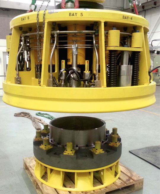(Der XR-Konnektor bei der Montage mit den unten kreisförmig angeordneten Magnum- Dämpfern, die frei werdende kinetische Energie aufnehmen, wenn die Konnektorteile getrennt werden. Bild: Subsea Technologies Ltd.)
