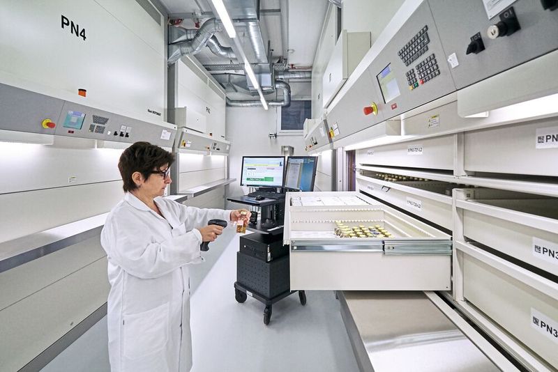 Bei CSL Behring, einem führenden Hersteller von Medikamenten aus Blutplasma, sorgt eine Umluftanlage in den Hänel-Lagerliften für die erforderliche Temperatur von 20 °C. (Bild: Hänel)