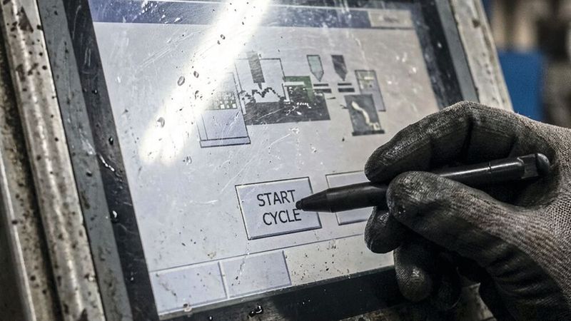 Resistiver Touch:  Aus einem Patent aus dem Jahr 1975 ist er bis heute in dieser Nische gefragt. Denn hier erfolgt die Bedienung mit Schutzhandschuhen, bei Kälte oder in schmutzigen Umgebungen. (Bild:  KI-generiert)