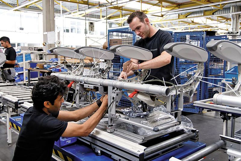 Bild 1: Weniger Fehler in der Produktion: Defects per Unit werden im Monatsverlauf erfasst.  (Bild: Recaro)