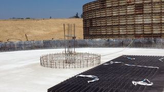 Hoch und heiß: Biogasanlagen-Neubau in der Bergen bei Thessaloniki, Griechenland. (Bild: Bioconstruct)