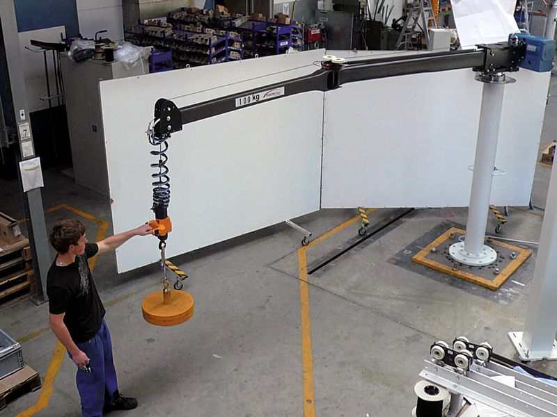 Mit einem solchen Handhabungsgerät werden schwere Lasten per Muskelkraft bewegt. Wird das am Tag oft gemacht, wird es für den Bediener zur körperlichen Belastung. (Bild: Zaschesitec)