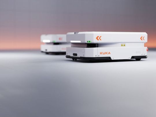 Das breite Portfolio an AMR macht die Materialflüsse schneller und einfacher.(Bild:  KUKA)