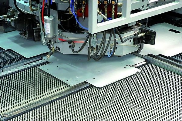 Erfolgsgarant bei rechteckorientierten Teilen ist die vollintegrierte Winkelschere zum Stanzen und Abscheren in einem Zyklus. Sie bietet enorme Zeit- und Materialeinsparungen. (Archiv: Vogel Business Media)