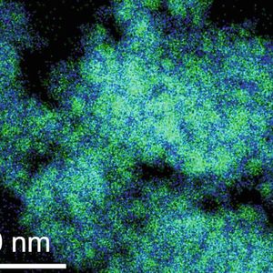 Die Aufnahme zeigt die Partikel auf der Nanoebene des Katalysators nach der Reaktion. Die Unterscheidung der Elemente wurde mit energiedispersiver Röntgenspektroskopie (EDX) sichtbar gemacht: Die metallischen Nickelpartikel (grün) werden durch magnesiumreiche Bereiche (blau) voneinander getrennt und so stabilisiert. (Bild:  Dr. Ulrich Schürmann, TEM Centre, Uni Kiel)
