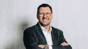 Kai Pieronczyk ist Geschäftsführer und Group CFO der Schwäbische Werkzeugmaschinen GmbH. Die Schwäbische Werkzeugmaschinen GmbH (SW) hat ihren Firmensitz in Schramberg-Waldmössingen, Deutschland. Das Unternehmen wurde 1995 ausgegründet und hat sich auf die Entwicklung und Herstellung hochpräziser CNC-Bearbeitungszentren spezialisiert, insbesondere im Bereich der Mehrspindel-Technologie. Diese Maschinen finden Anwendung in verschiedenen Industriezweigen, darunter die Automobilbranche, der Bau und die Medizintechnik. (Bild: Schwäbische Werkzeugmaschinen GmbH)