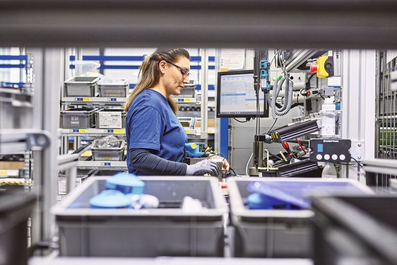 Die Firmengruppe lieferte 2022 weltweit mehr als 2,9 Millionen Messgeräte mit hoher Termintreue aus. (Bild: Endress+Hauser)