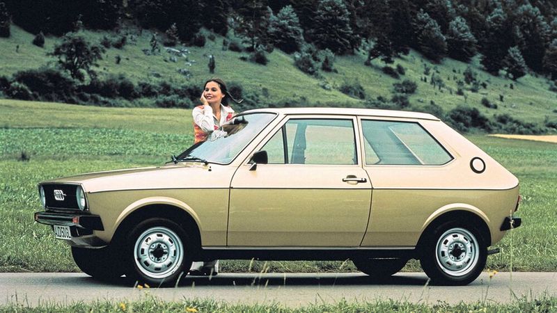 Gab es Ende 1973 keinen deutschen Cityflitzer mehr, revitalisierte der sparsame und schicke Audi 50 diese Klasse ein Jahr später. 1975 folgte sein Pendant, der Polo. (Bild: Hersteller)