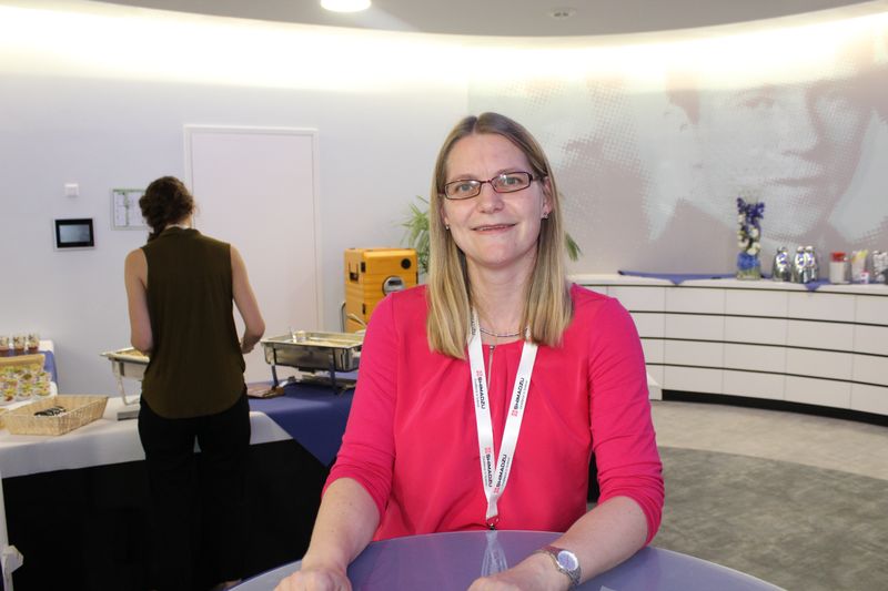 Dr. Anika Pflug von Sanofi-Aventis hat durch den Laborpraxis-Newsletter vom HPLC-Praxistag erfahren. „Besonders interessant fand ich den Vortrag von Herrn Myrach über die Ventilschaltungen, da ich in meinem Beruf selbst viel mit komplexen Schaltungen zu tun habe.“ Am Praxistag in Würzburg hat sie die Gelegenheit genutzt, den Experten ihre Anwenderfragen zu stellen. (Bild: LABORPRAXIS)