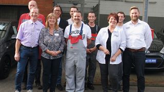 Klein, aber schlagkräftig: Bis zu 300 Aufträge schleust die Schroers-Mannschaft monatlich durch den Betrieb. (Wenz)