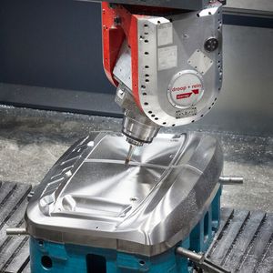 Das ist der Schwenk-Gabelkopf der neuen Starrag-Maschine bei Concad. Damit lassen sich auch komplexe Konturen schnell und präzise fräsen.(Bild:  R. Baumgarten / Starrag)