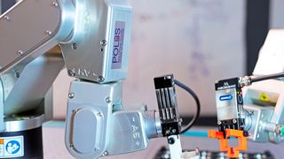 Die konsequente Automatisierung sowie der Einsatz von KI beim Planen und Auswerten von Versuchsreihen sollen die Entwicklung neuer Batterien beschleunigen. (Daniel Messling, KIT)