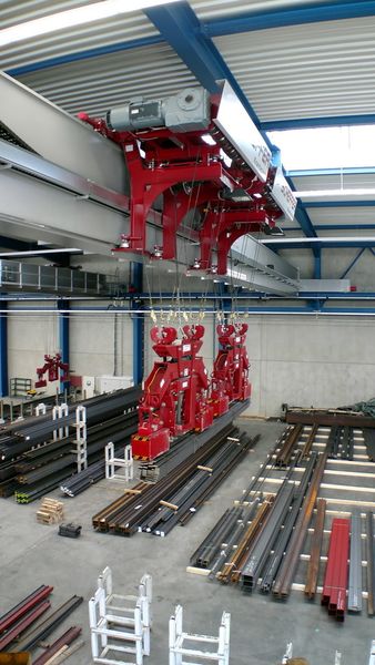 Durch eine Mehrfachtransporttraverse kann der Hallenkran gleich mehrere der Stapeljoche auf einmal aufnehmen. Das erhöht den Umschlag im Lager. (Bild: Kasto)