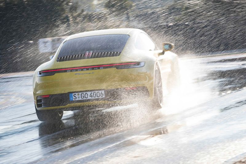 Porsche liefert die aktuelle Neuauflage des Porsche 911 mit einem weiteren Assistenzsystem aus: dem „Porsche Wet Mode“. (Bild: Porsche)