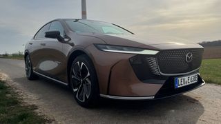 Der vollelektrische Mazda 6e beerbt seit seiner Markteinführung im September 2025 die Verbrenner-Limousine Mazda 6.  (Bild: Achter – VCG)