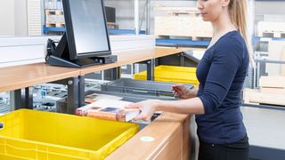 Mit der neuen Advanced-Pick-Station One-level will SSI Schäfer die Kommissionierung größerer, damit schwerer, und empfindlicher Waren gesundheitsschonender und effizienter machen. (SSI Schäfer)