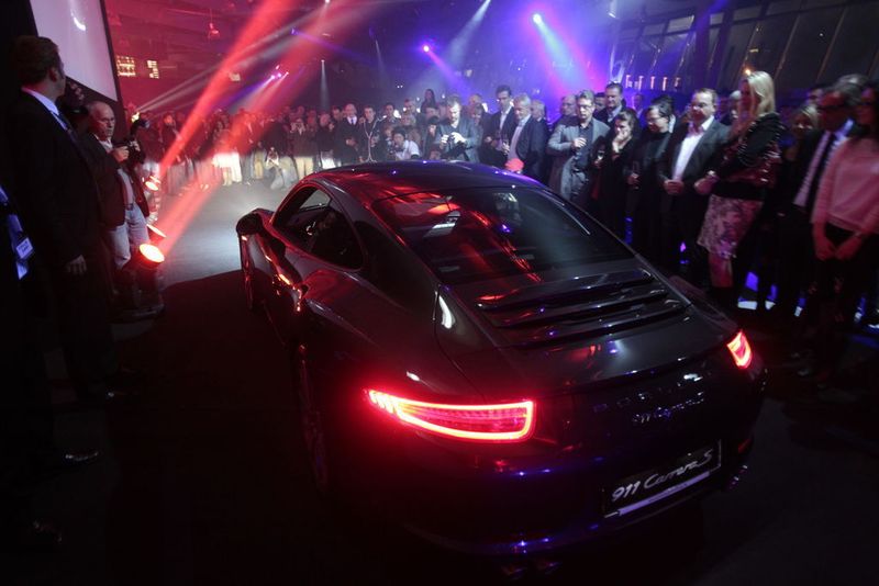 Zwei 911 rollten langsam durch die Menge der gespannten Gäste und kamen an beiden Seiten der Bühne zum Stehen. (Foto: Porsche Hamburg)