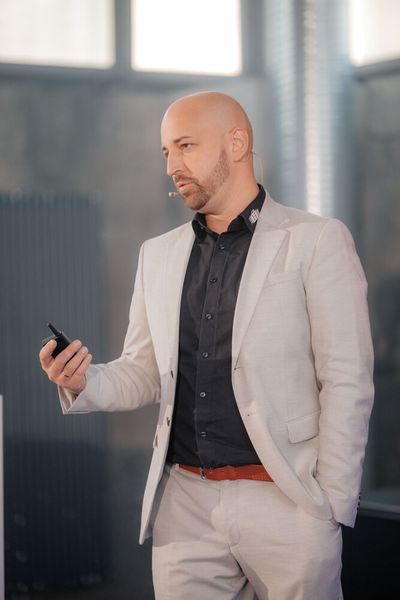 Florian Hansemann von HanseSecure eröffnete den zweiten Konferenztag mit seiner Keynote zur Bedeutung & Relevanz einer starken CyberSecurity Community. (Bild: Vogel IT-Akademie)