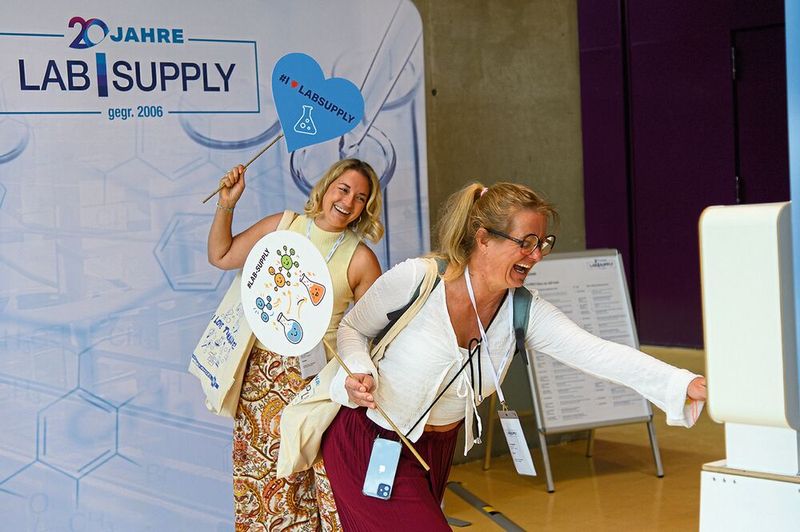 Dass der Spaß nicht zu kurz kommt, zeigt sich bei der Fotobox, die zum 20. Jubiläum der LAB-SUPPLY dieses Jahr dabei ist – und sehr gut von den Besuchern angenommen wird.   Mehr Infos zu den kommenden LAB-SUPPLY-Messen finden Sie auf www.lab-supply.info (Bild: Stefan Stark)