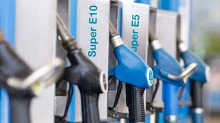 Qual der Wahl: Tendenziell immer weniger Autofahrer greifen zu E10. Dabei vertragen vielfach sogar Oldtimer den Schnapssprit. (Adobe Stock 30127781)