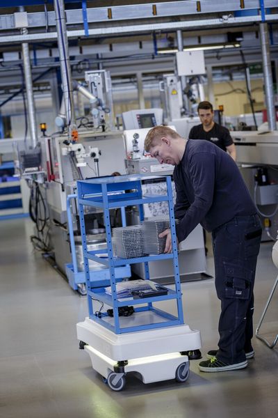 Der mobile Roboter übernimmt Transportaufgaben. (Bild: MiR)