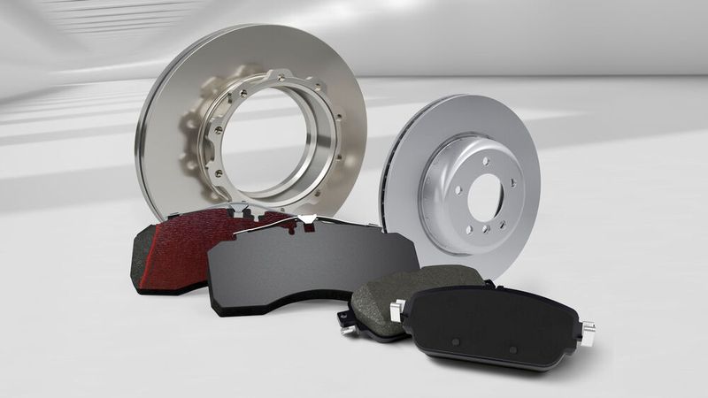Das Angebot von Textar umfasst neben Bremsteilen für Kleinstwagen und Lkw auch Produkte für Hybrid- und Elektrofahrzeuge.(Bild:  Textar)