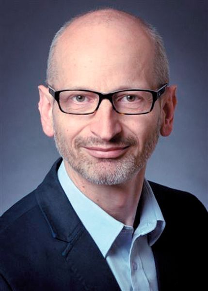 Mike Kutzner: „Mit Linearführungen, hydraulischer Werkstückspannung und automatischer Bandzuführungszustellung startet Knuth zur EMO.“ (Bild: Knuth)