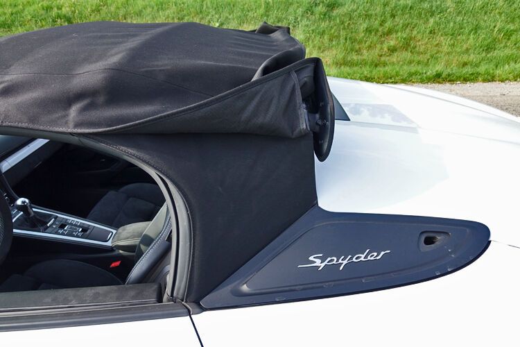 Ab dann ist Handarbeit gefragt. Die Enden des Verdecks müssen unten gelöst und oben wieder rein gepfrimmelt werden. Das erfordert etwas Geduld und Übung. (Bild: Schreiner/»kfz-betrieb«)