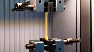 Die Zugfestigkeiten erreichen sowohl auf der  XY-Achse als auch auf der XZ-Achse beim 3D-Pellet-Druck höhere Werte als beim Filament-3D-Druck. (Bild: AIM3D)