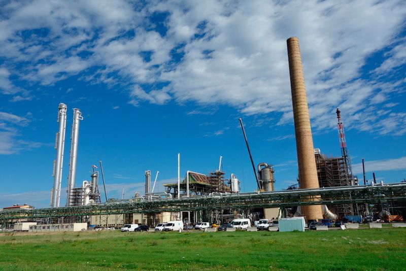 Im Cracker wird Rohbenzin in 15 Brennöfen bei rund 800 °C in Kohlenwasserstoffverbindungen aufgespalten, zum Beispiel in Ethylen oder Propylen, die Grundstoffe der Kunststoffproduktion. Das Rohöl kommt über eine mehr als 430 km lange Pipeline aus dem Rostocker Hafen direkt in die Anlage.  (TÜV Süd)