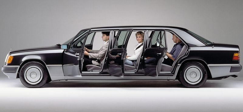 Sechs Türen und 5,54 Meter lang: Diese Mercedes Limousine setzte ab 1990 im XXL-Format Maßstäbe. Anders als beim Vorgänger, dem W 123, der in der Langversion unr vier Türen besaß, bot die lange Ausführung des W 124 nun sechs Türen und eine vollwertige mittlere Sitzbank, die hinsichtlich Sitztiefe und Lehnenhöhe der Fondsitzreihe nahezu gleichkam. So bot der V 124 Platz für acht Personen und war insgesamt eine stattliche Erscheinung. (Bild: Mercedes-Benz)